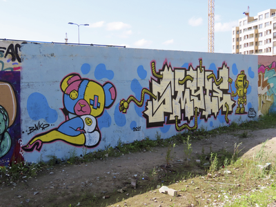901829 Afbeelding van een graffitikunstwerk met o.a. een gewonde teddybeer uit 2021, op een muur op de tijdelijke ...